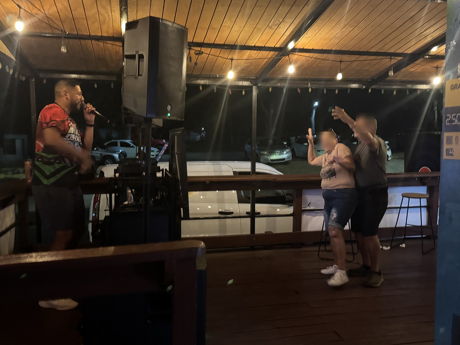 Clientes cantando en la noche de karaoke
