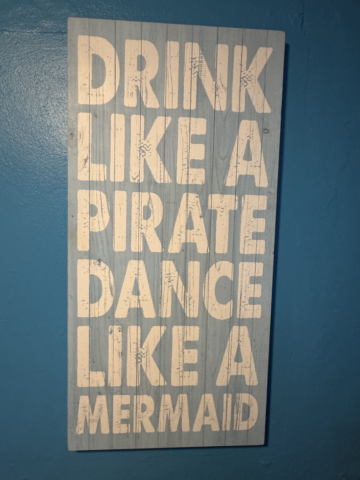 Letrero: Drink like a pirate, dance like a mermaid