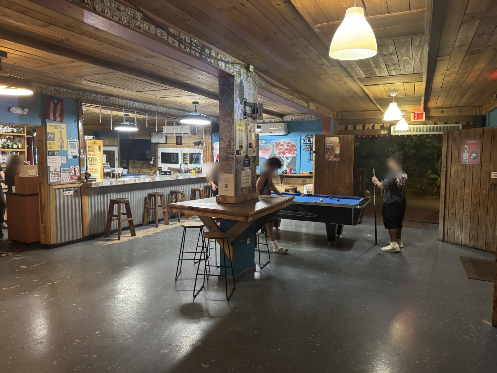 La barra, la mesa de billar y el salón de La Curvita del Bajo