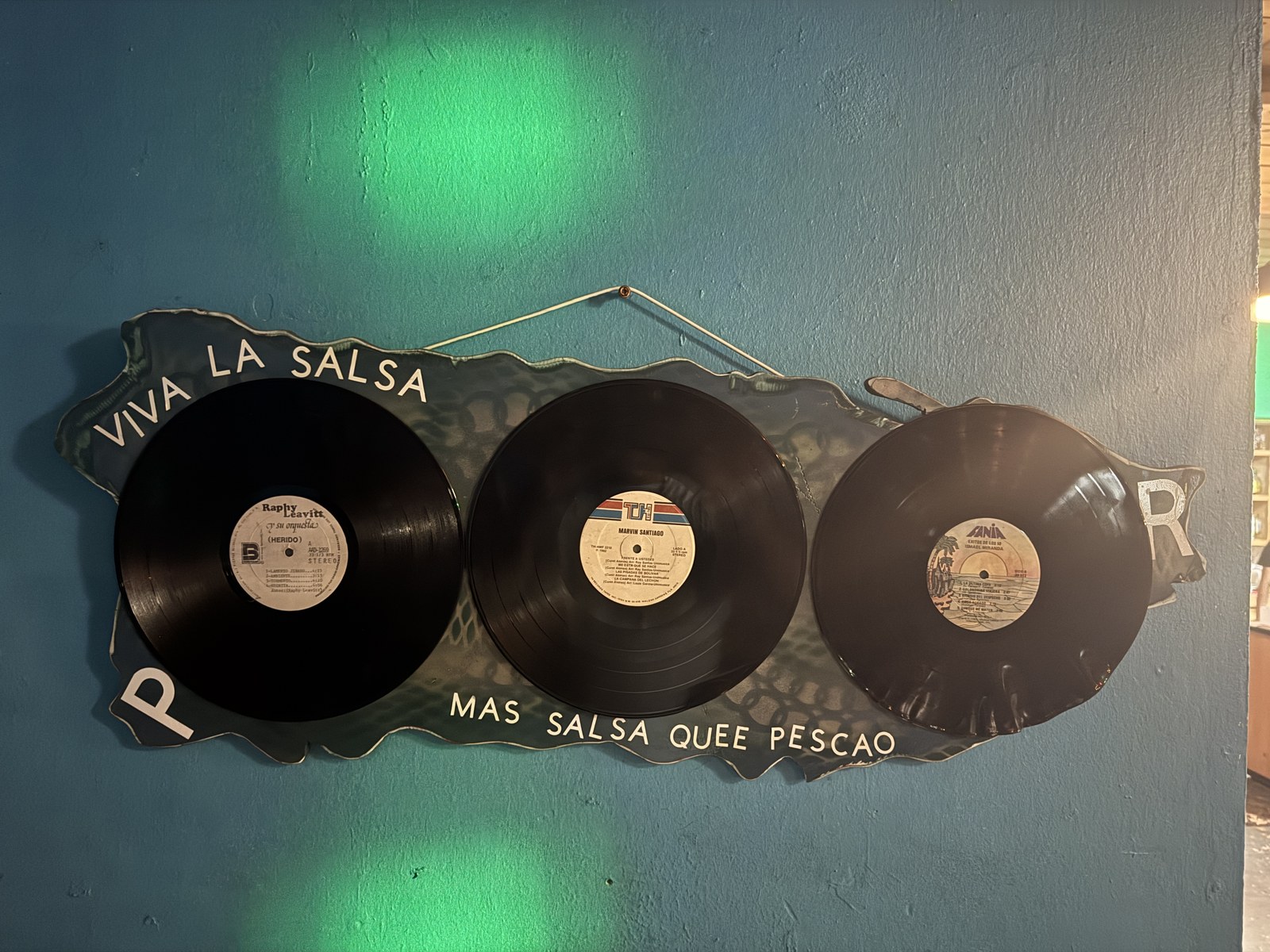 Discos de salsa montados en una silueta de Puerto Rico
