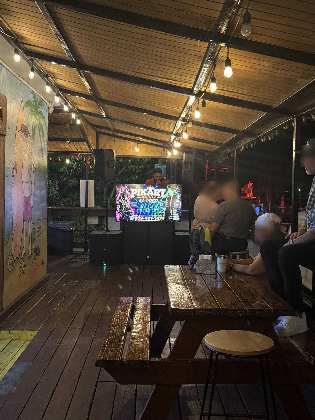 La terraza de La Curvita del Bajo de noche